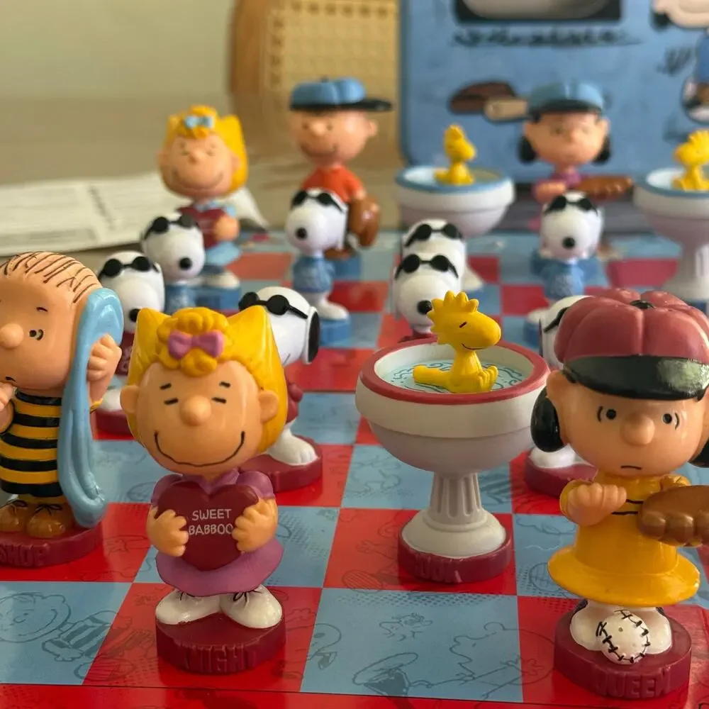 Peanuts Gang Chess Set Charlie Brown blue Tin Edition 32 Pieces Complete